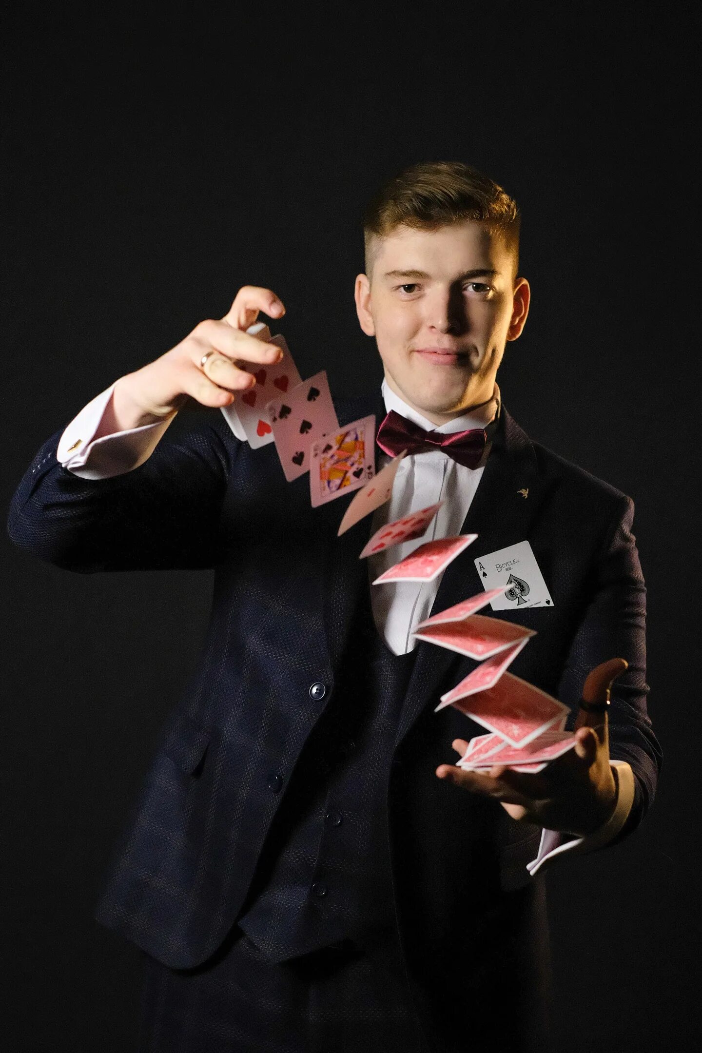 Фокусник иллюзионист. Фокусы фон. Поздравляем с днем фокусников открытки. Фокусник в цирке. Удиви фокусника.