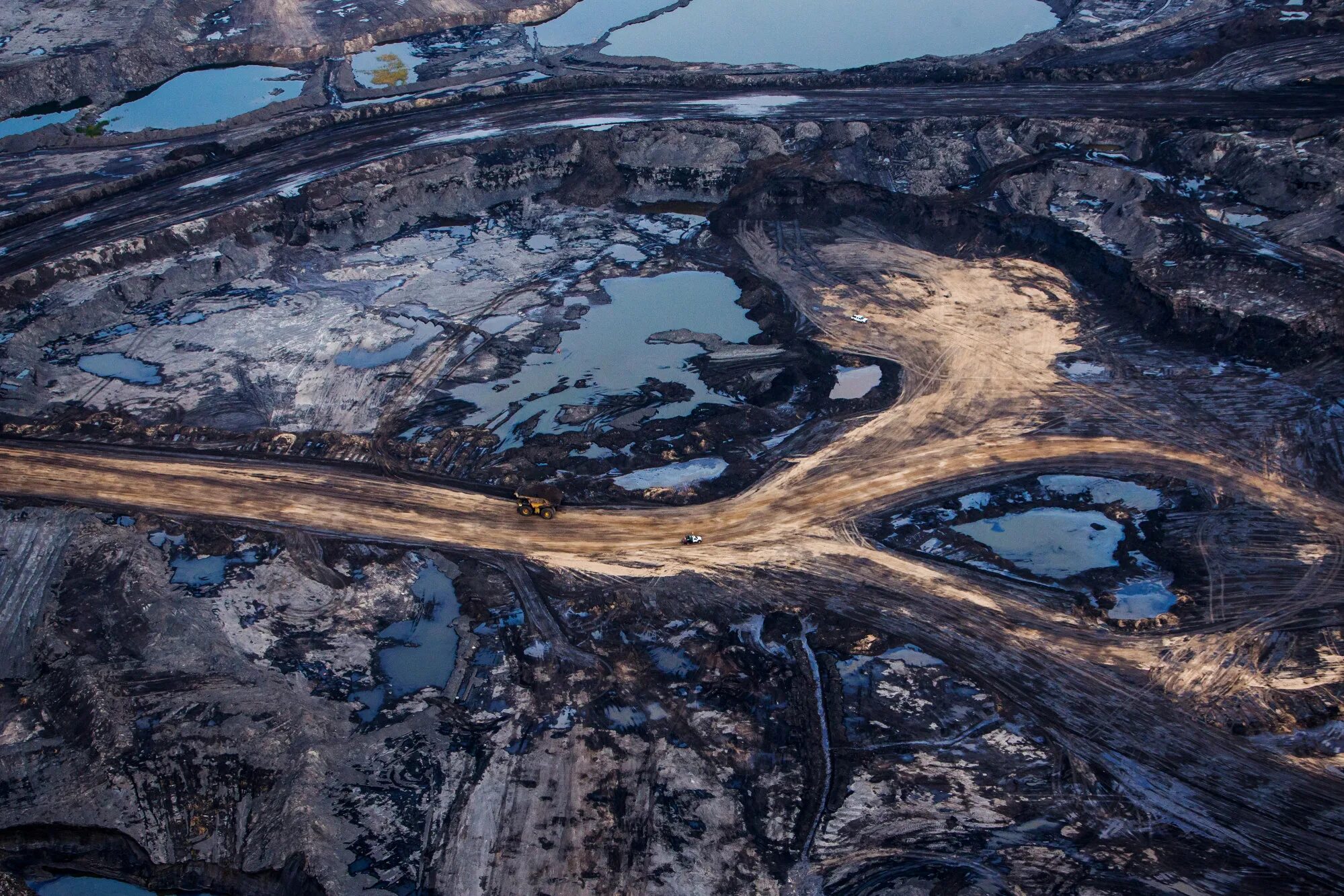 Нефтяные пески атабаски в альберте канада. Месторождение атабаска. Alberta oil. Oil sands. Месторождение атабаска.