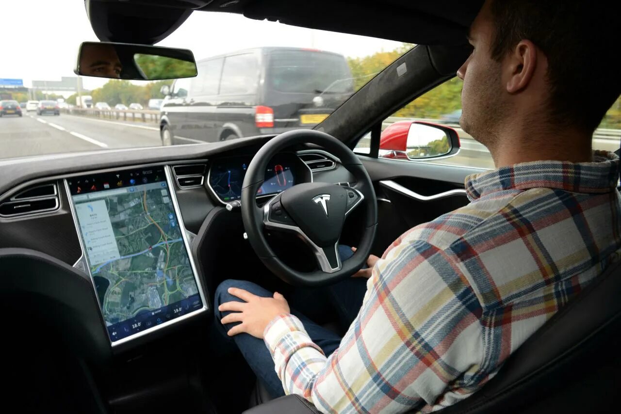 Тесла без водителя. В канаде автопилот тесла. Tesla model s автопилот. Тесла без водителя. Тесла без водителя.