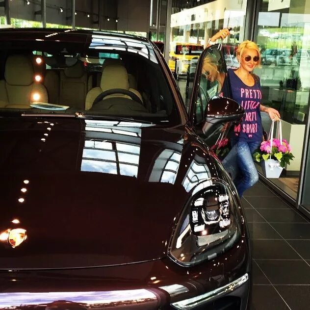 Ламборгини авентадор lp 700. Лера кудрявцева фото. Звезды в дубае. Машина лер. Порш леры кудрявцевой.