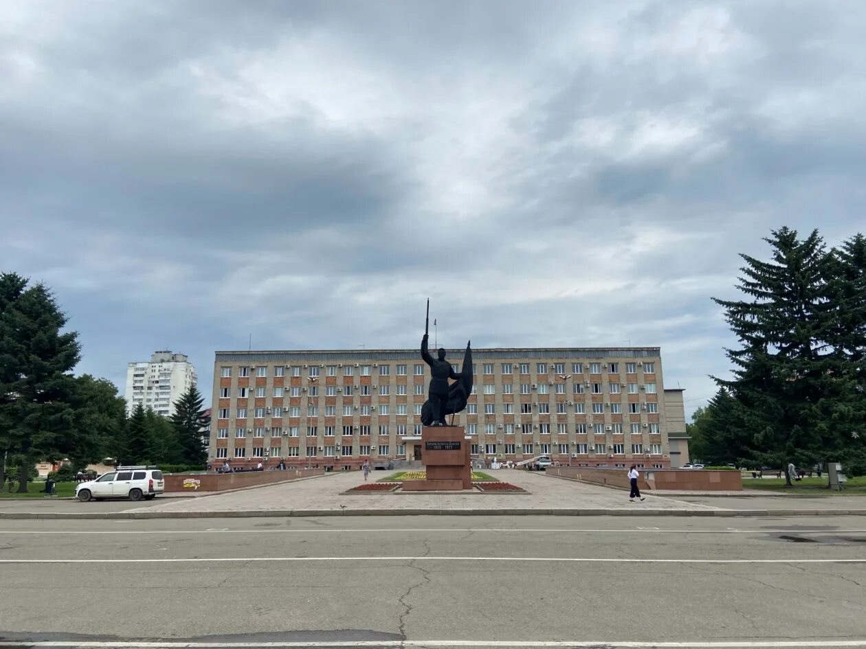 Уссурийск площадь. Исторический центр города Уссурийска. Центральная площадь Приморский город. Памятник борцам за власть советов в Уссурийске.