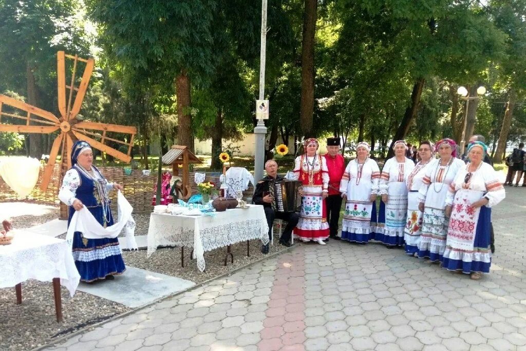 Года в усть лабинске. Храм станицы Новолабинской Усть-Лабинского района. День района Усть Лабинского района. Парк в Усть Лабинском районе. Станица Новолабинская Краснодарский.