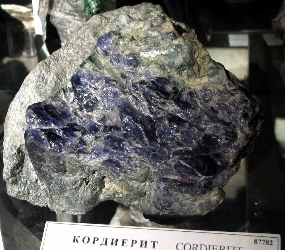 День минерала. Розовый апатит камень. День минерала. Эвклаз. Calcite 2d.