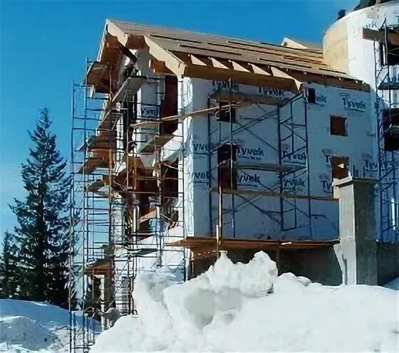 Стройка зимой. Отделка фасада плиткой. Монтаж сайдинга. Реконструкция и капремонт зданий. Штукатурка фасада зимой.