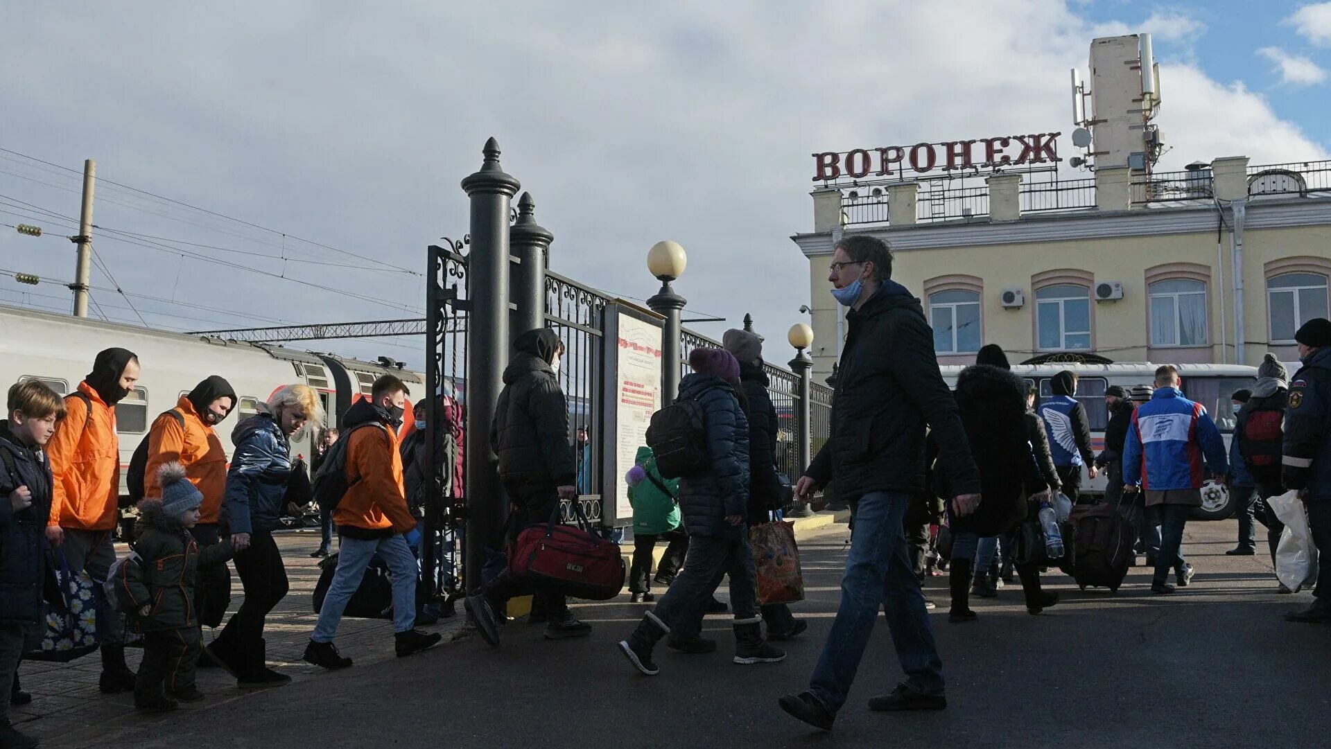 Беженцы на вокзале. Люди на вокзале. Ситуация на вокзале. Беженцы на вокзале РФ.