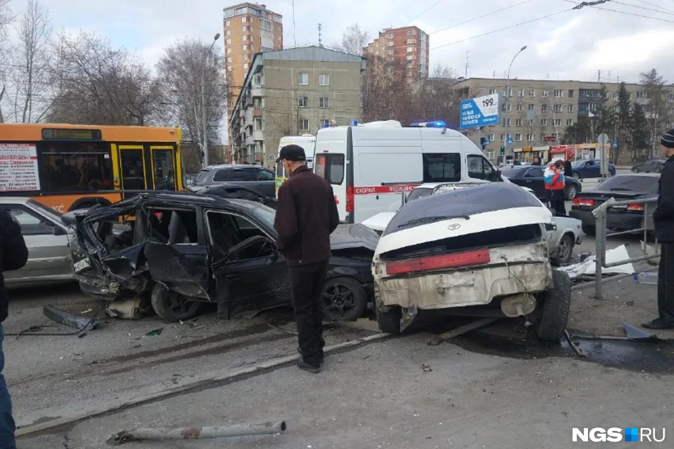 дтп в новосибирске сегодня. галактика новосибирск авария. дтп 1 октября в новосибирске. нгс новосибирск авария. 2022 новосибирск на станиславского.