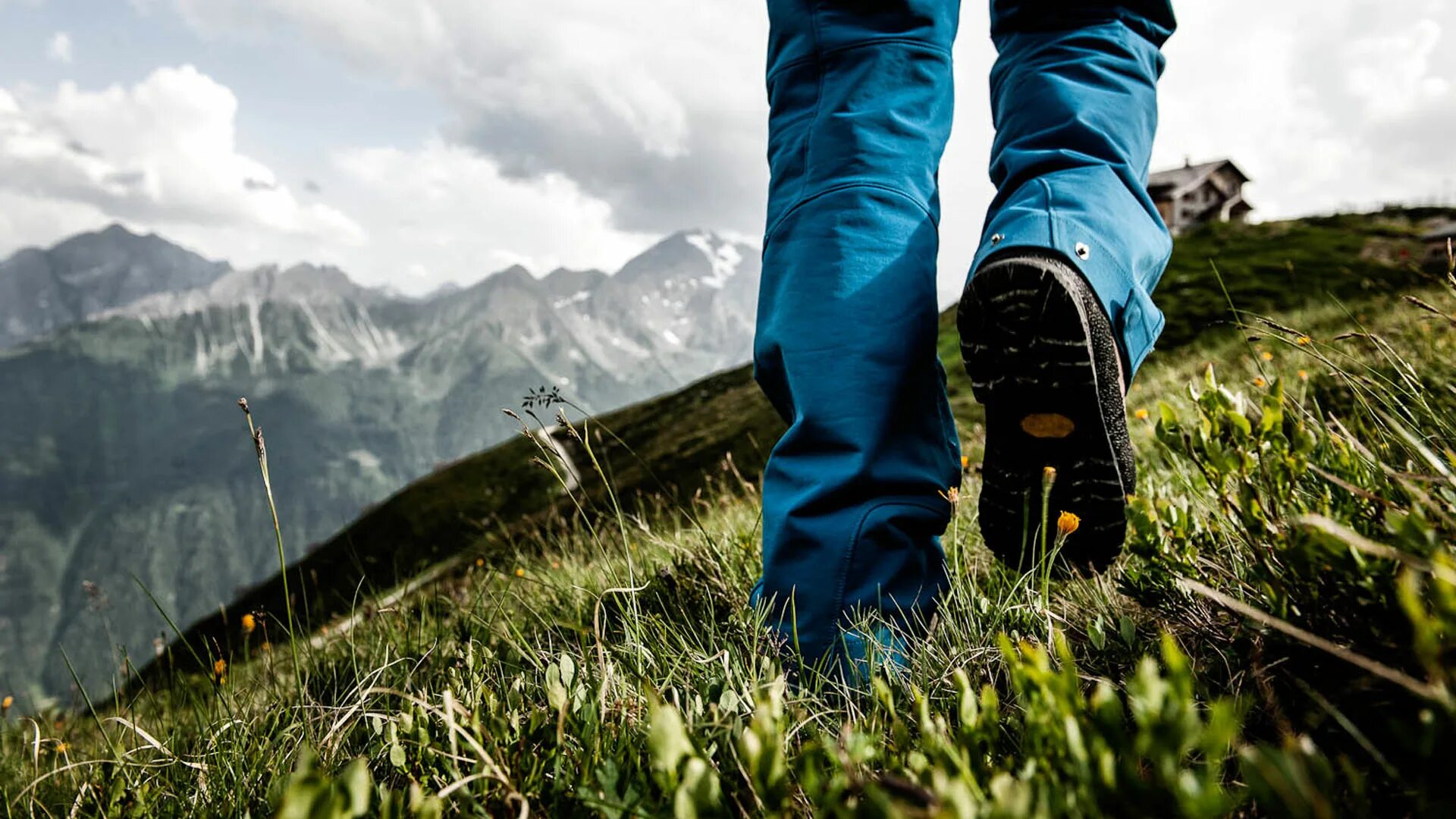 Природа туризм. Mountain exploring. Mountain exploring. Поход в горы. Турист с рюкзаком.