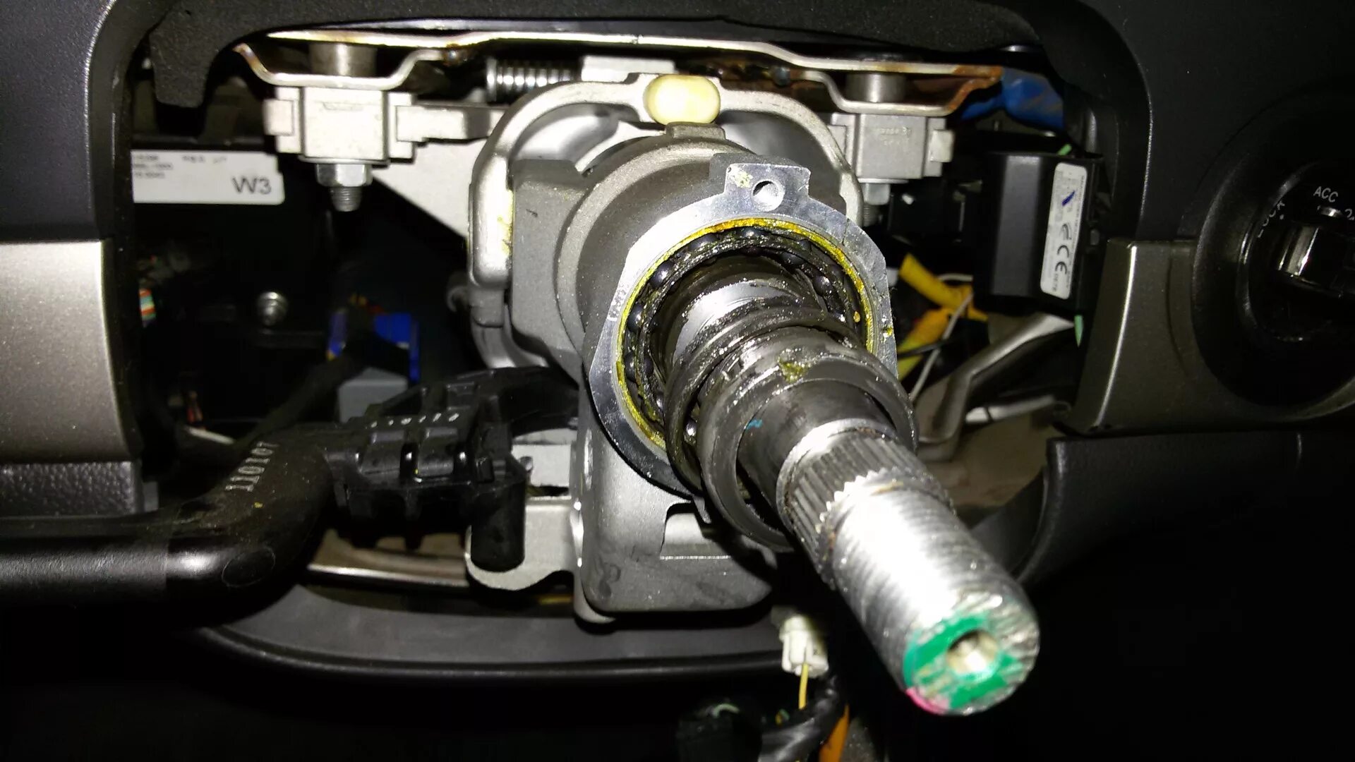 Болтается руль на ваз 2109. Подшипник рулевого вала renault clio 2. Втулка рулевого вала рено логан. Рулевой вал шевроле эпика. Болтается руль.