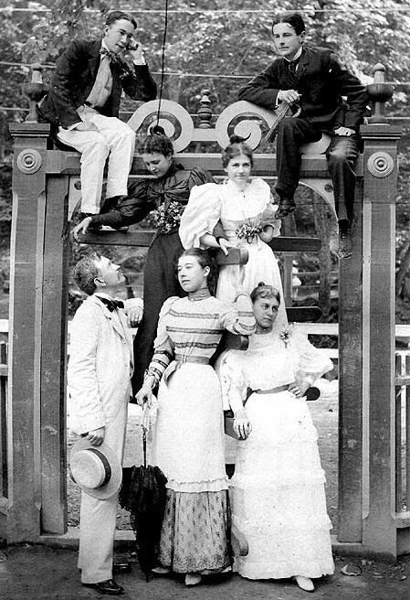 съемка на фотоаппарат конца 19 века. старые фотоснимки. поставь прошлый век. необъяснимые фотографии из прошлого. разносчик газет начала 20 века.