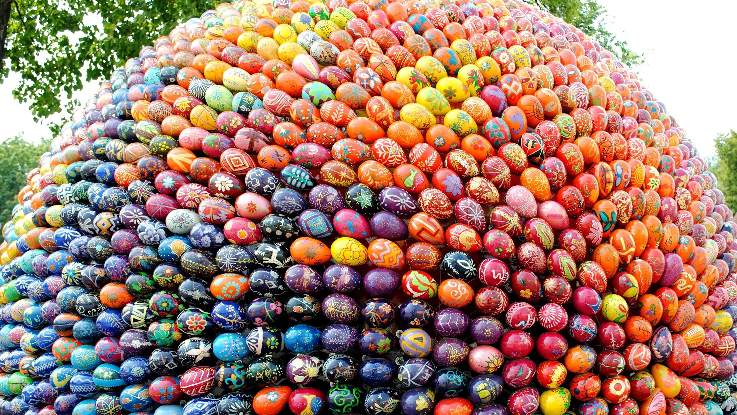 курица и яйцо. пасхальное яйцо писанка. самые красивые пасхальные яйца. много яиц на английском. писанка роспись пасхального яйца.