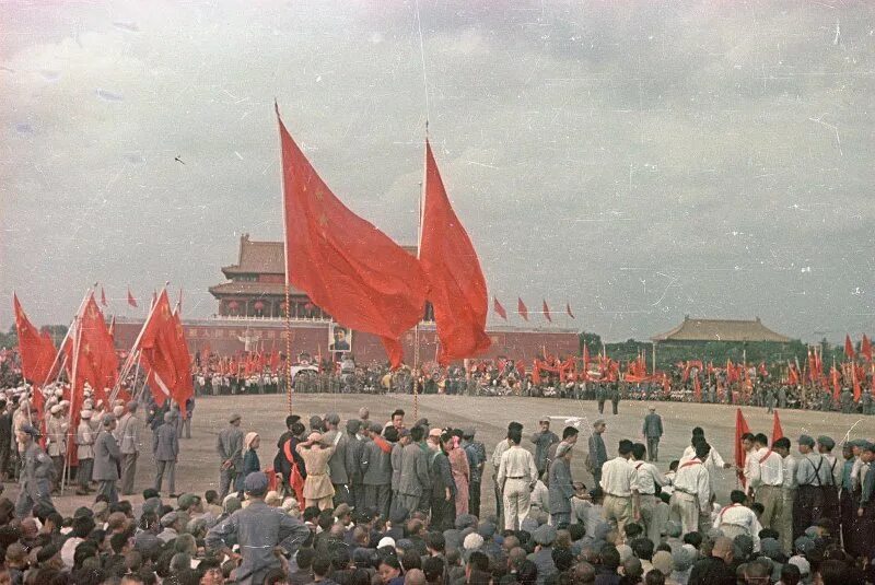 1 провозглашение россии республикой. Провозглашение Мао Цзэдуном китайской народной Республики. Провозглашение КНР 1949. Мао Цзэдун на площади Тяньаньмэнь 1949. Мао Цзэдун провозглашает КНР.