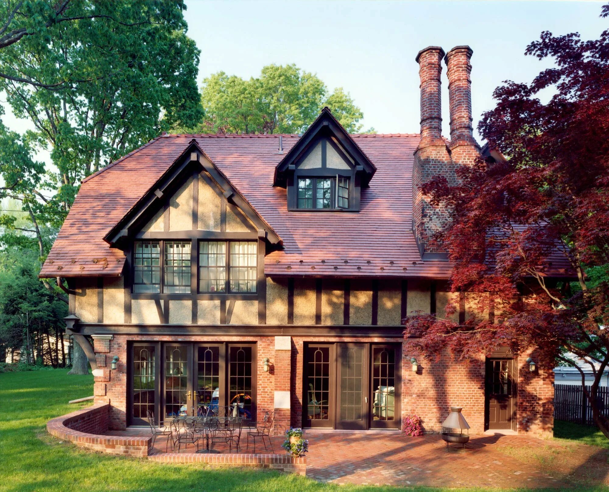 Стиль Тюдор (Tudor Revival Cottage). Особняк Тюдоров в Англии. Особняк в стиле Тюдор фахверк. Английский стиль фахверк Тюдор.