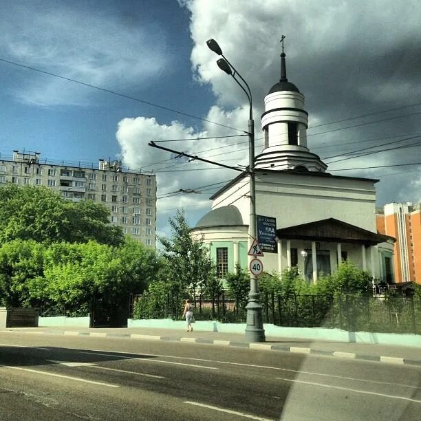 Храм свт. Храм святителя иннокентия в бескудниково внутри. Храм святителя иннокентия московского. Храм свт. Храм иннокентия на бескудниковском бульваре.
