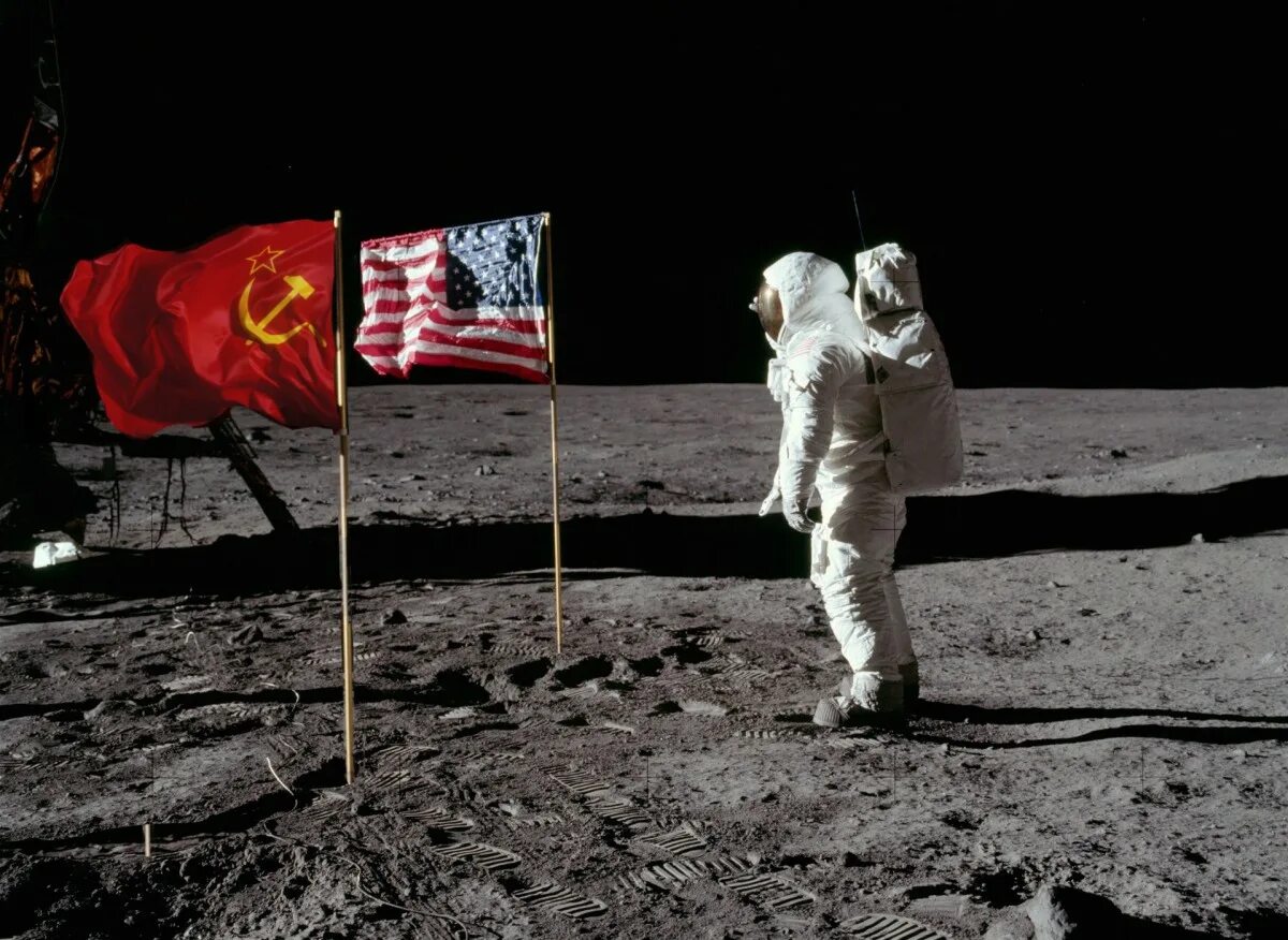 Флаг США на Луне. СССР на Луне. Советская высадка на луну. Советский человек на Луне.