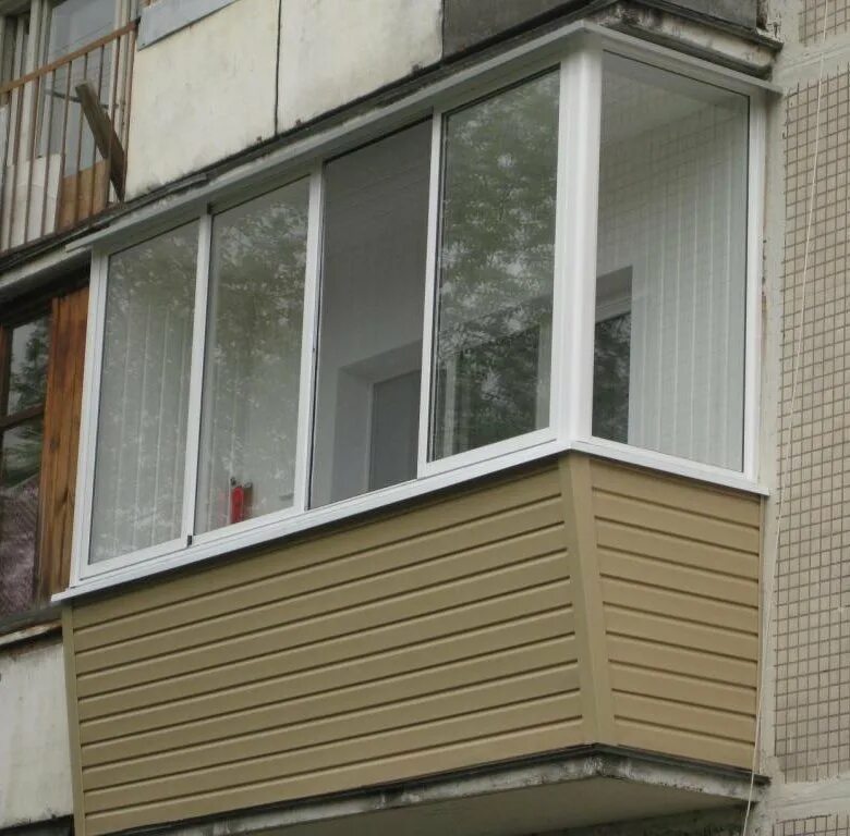 Остекление балконов и лоджий. Обшивка балкона. Пластиковые балконы нижний новгород. Балкон снаружи. Остекление балконов.