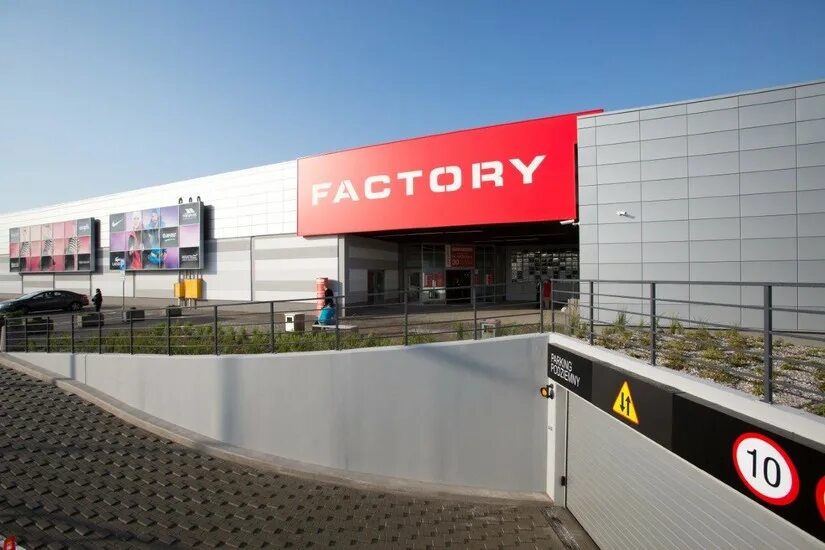 Factory outlet. Польша аутлеты. Factory Ursus Warszawa. Аутлет Варшава. Урсус магазин фото.