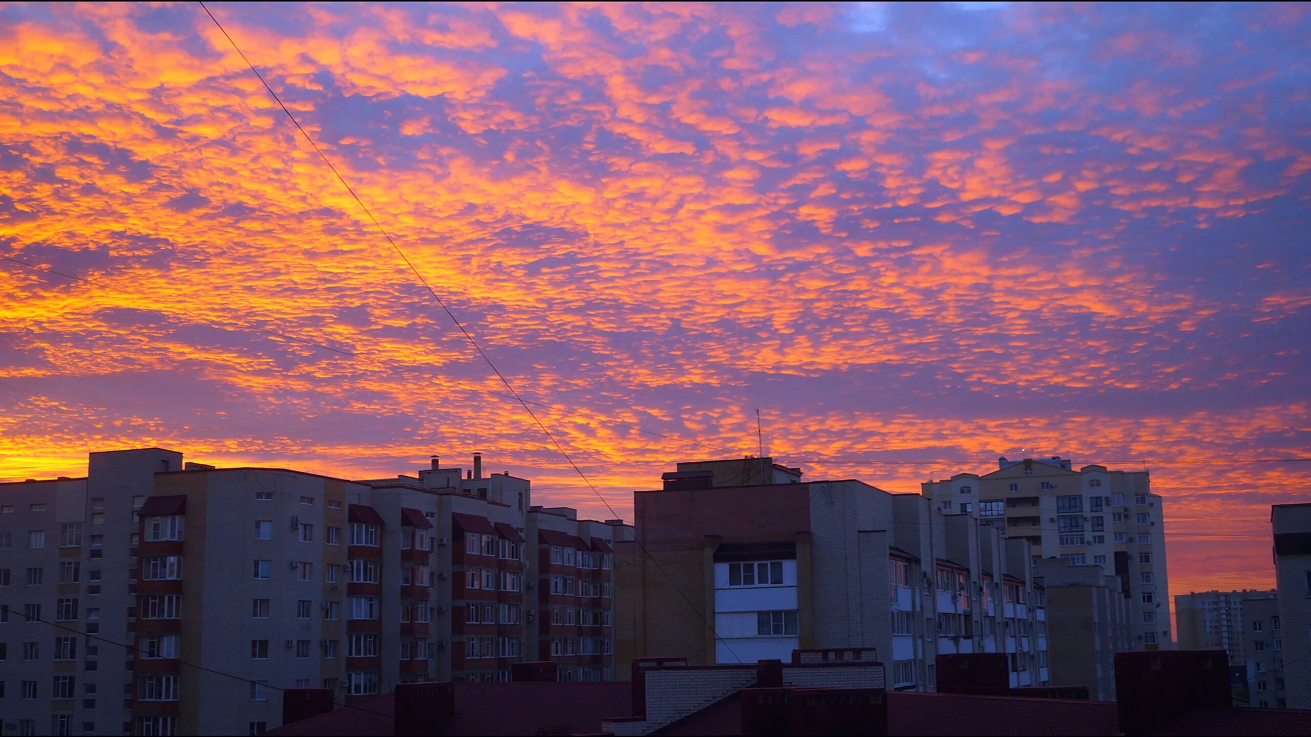 Лето в городе в небе. Закат многоэтажки. рассвет в городе. красивый закат в городе. закат на фоне пятиэтажек.