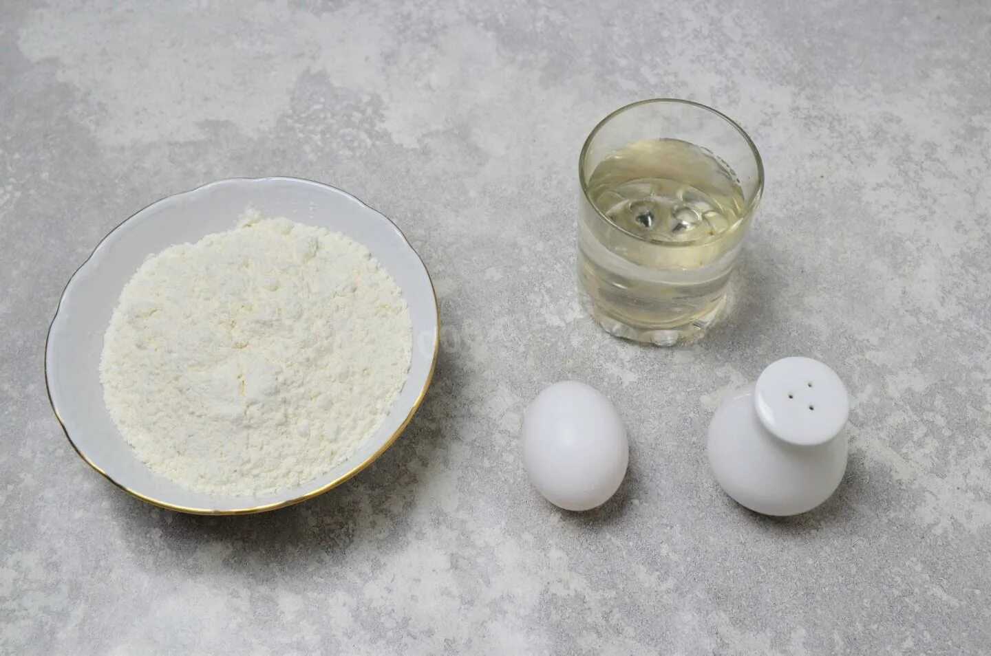 мука дрожжи соль сахар. замешивание теста. испечь лепешки в мультиварке. мука вода соль лепешки. мука соль.