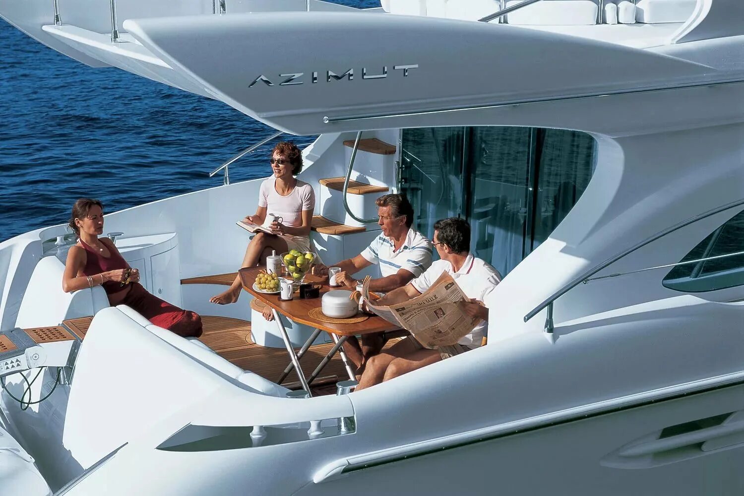 Успешный человек. Состоятельный человек. Семья на яхте. Люди на яхте. Успешный человек на яхте.