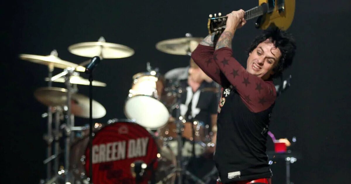 Разбивает гитару. Билли Джо Армстронг. Гитара Билли Джо Армстронга. Green Day, выступление на IHEARTRADIO В 2012.