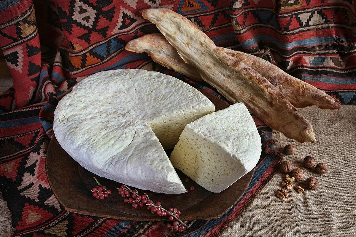 жареный сыр камамбер с клюквенным соусом. хачапури помигоельскт. сыры абхазии. мегрельски хачапури по мегрельски. сыр сулугуни грузия.