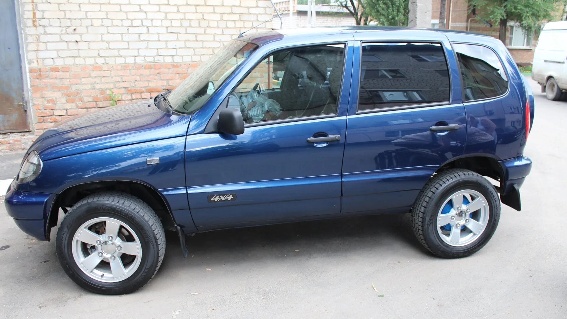 2123 цвета. Chevrolet Niva 2007 синяя. Нива Шевроле 2004 синий металлик. Шевроле Нива темно синий металлик. Нива Шевроле 2007 металлик.