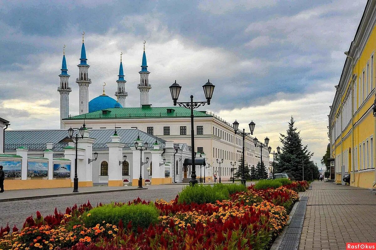 Казань междугороднее. Казанский Кремль Казань. Территория Кремля Казань. Татарстанска Казанский Кремль. Кремлевская площадь Казань.