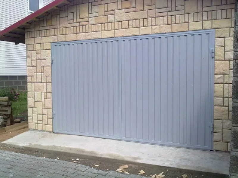 Гаражные ворота из профнастила. Гаражные ворота из профлиста. ворота в гараж из профлиста. ворота для гаража из профнастила. гаражные ворота обшитые профлистом.