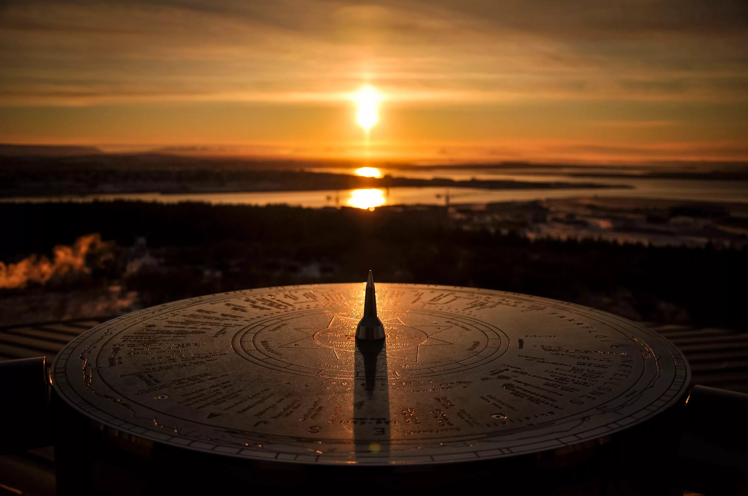 Каменные солнечные часы. Часы латунь наручные. Старинные солнечные часы. Часы солнца сегодня. Часы солнышко.