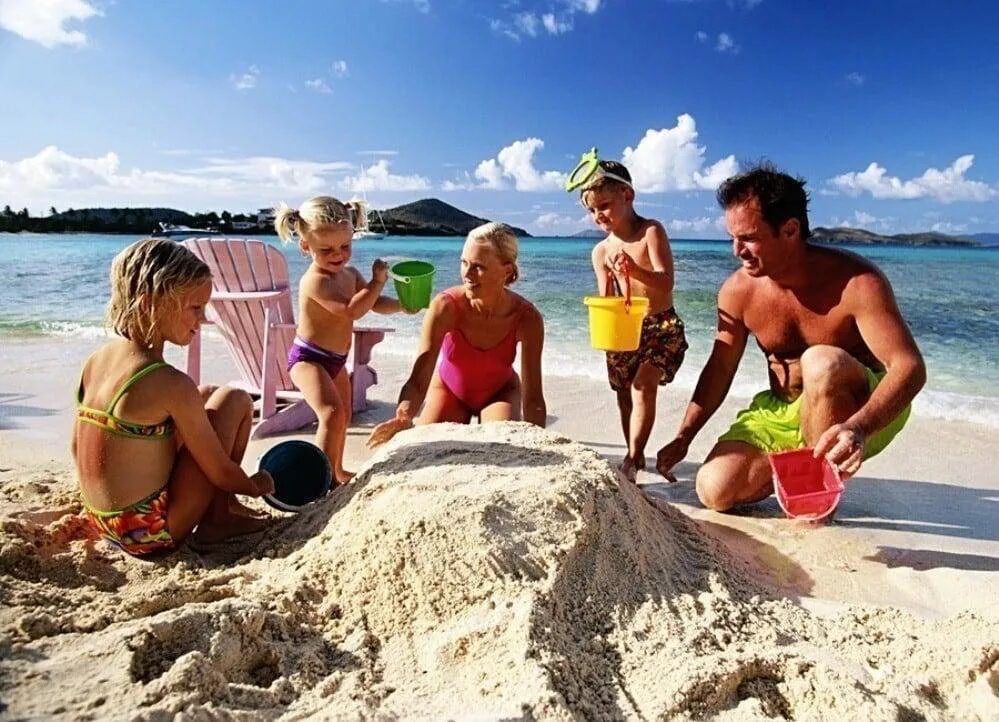 Куда с ребенком на каникулах. Путешествие с семьей. Семья на пляже. Семья на отдыхе. Туристы на пляже.