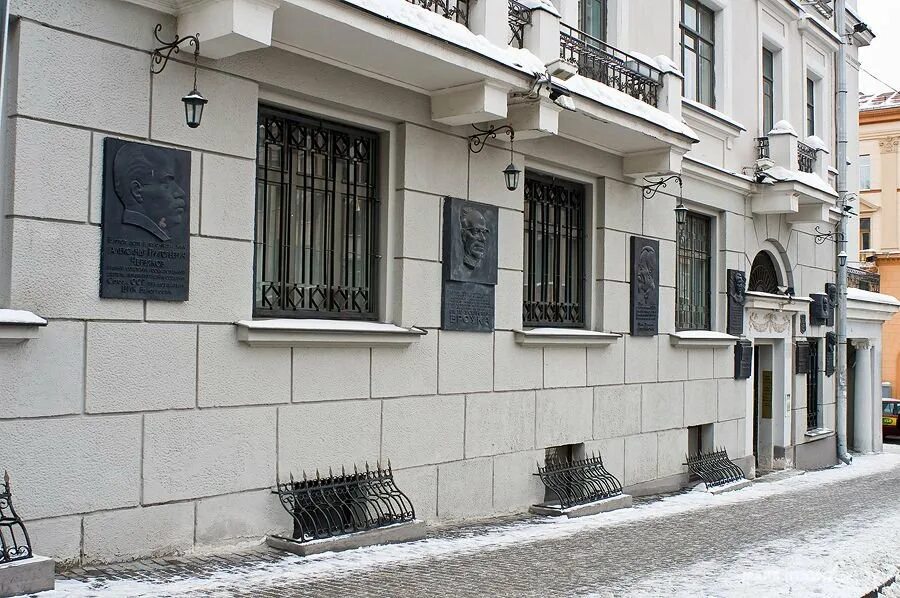 Музей бровки. Музеи рядом с боскатовкой. Петруся бровки 30/5 минск. Петруся бровки 30. Музей бровки.