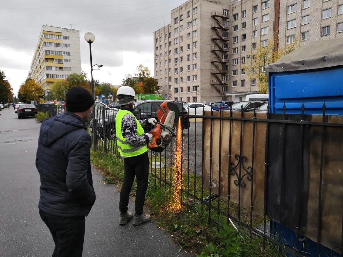 Парковка спб новости. Госинспекция по недвижимости СПБ. Смольный парковка. Демонтаж автостоянки. Снос автостоянки.