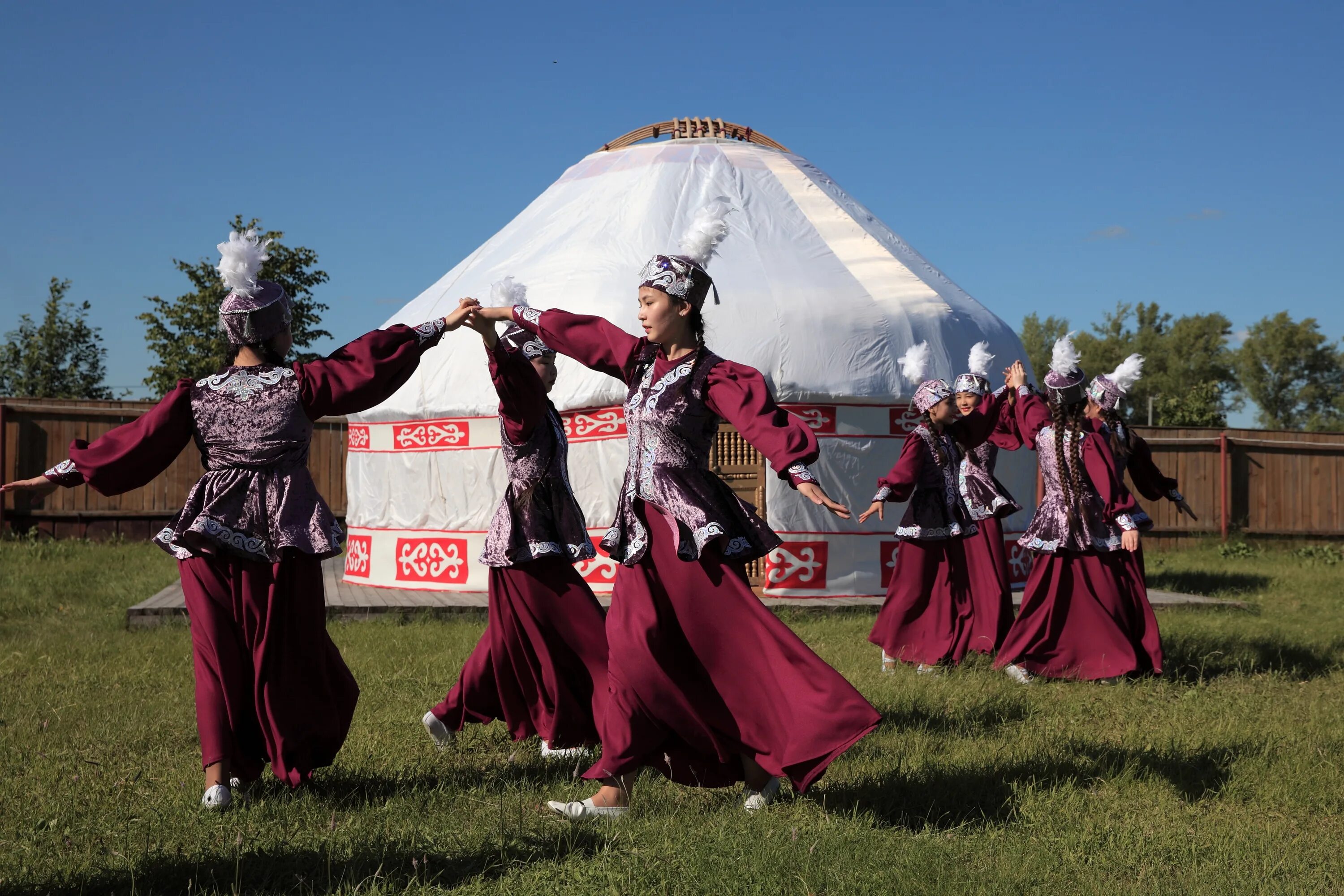 Национальный танец казахов. Кыргызские национальные танцы. Казахские национальные танцы. Казахский народный танец.