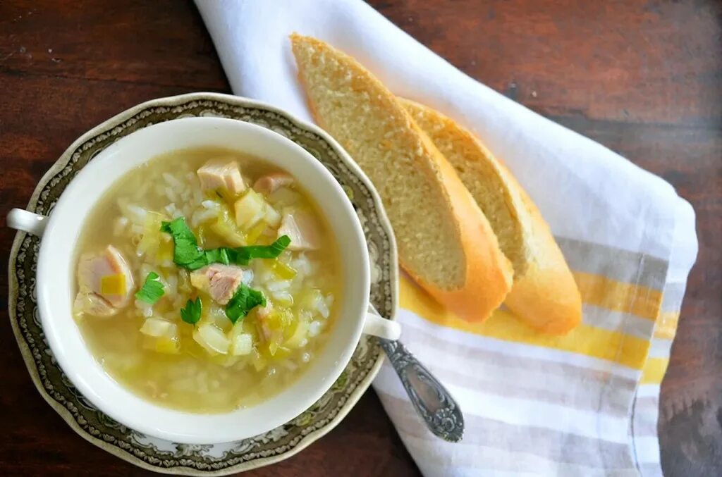 Низкокалорийные супы. Куриный бульон с рисом. Рисовый диетический суп. Куриный суп с картошкой. Куриный суп с рисом и овощами.