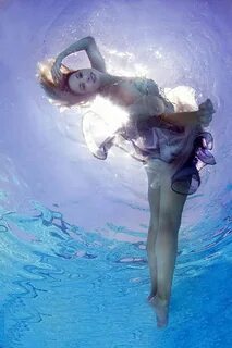 Она в воде и без всего