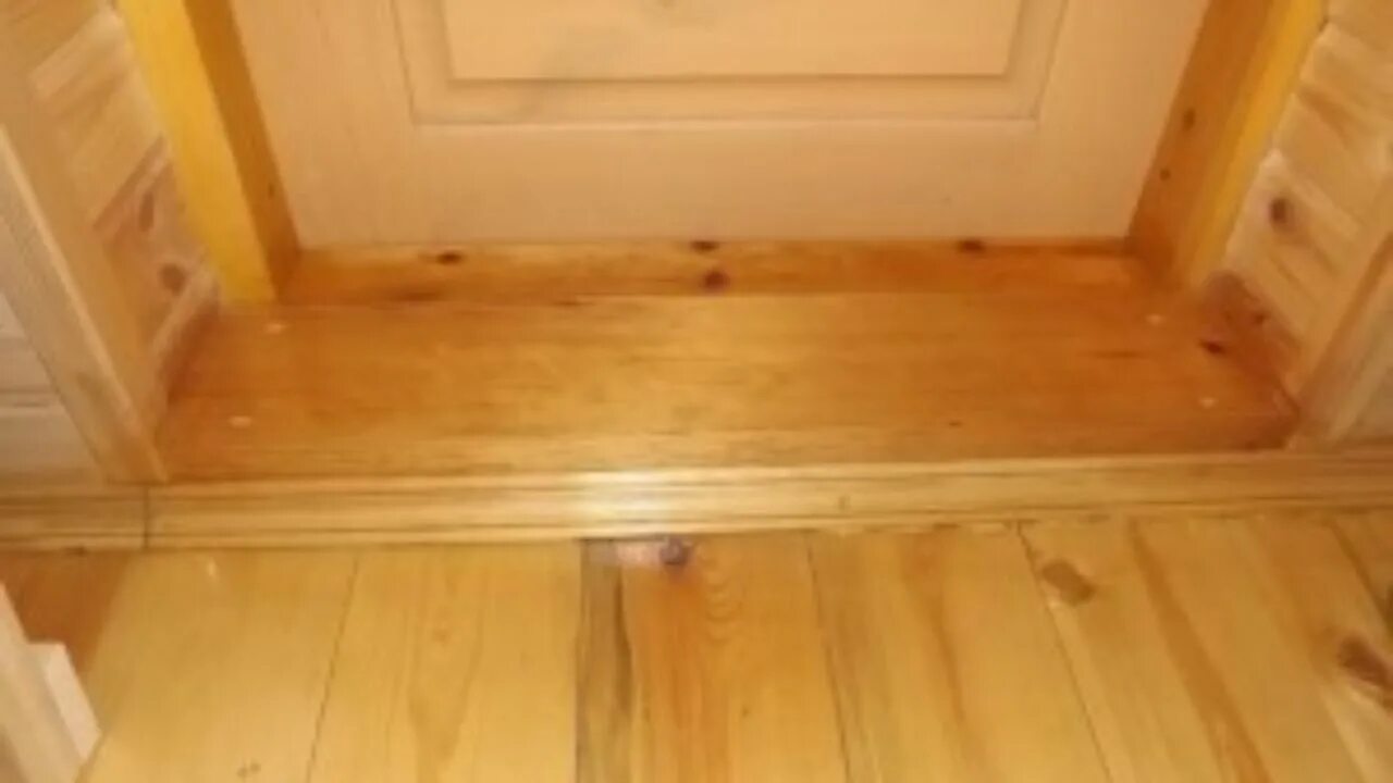 Сделать порог своими руками. Дверной порог входной двери деревянные. Деревянный порог на балкон. Доска для порога входной двери. Дверной проем с деревянным порогом.