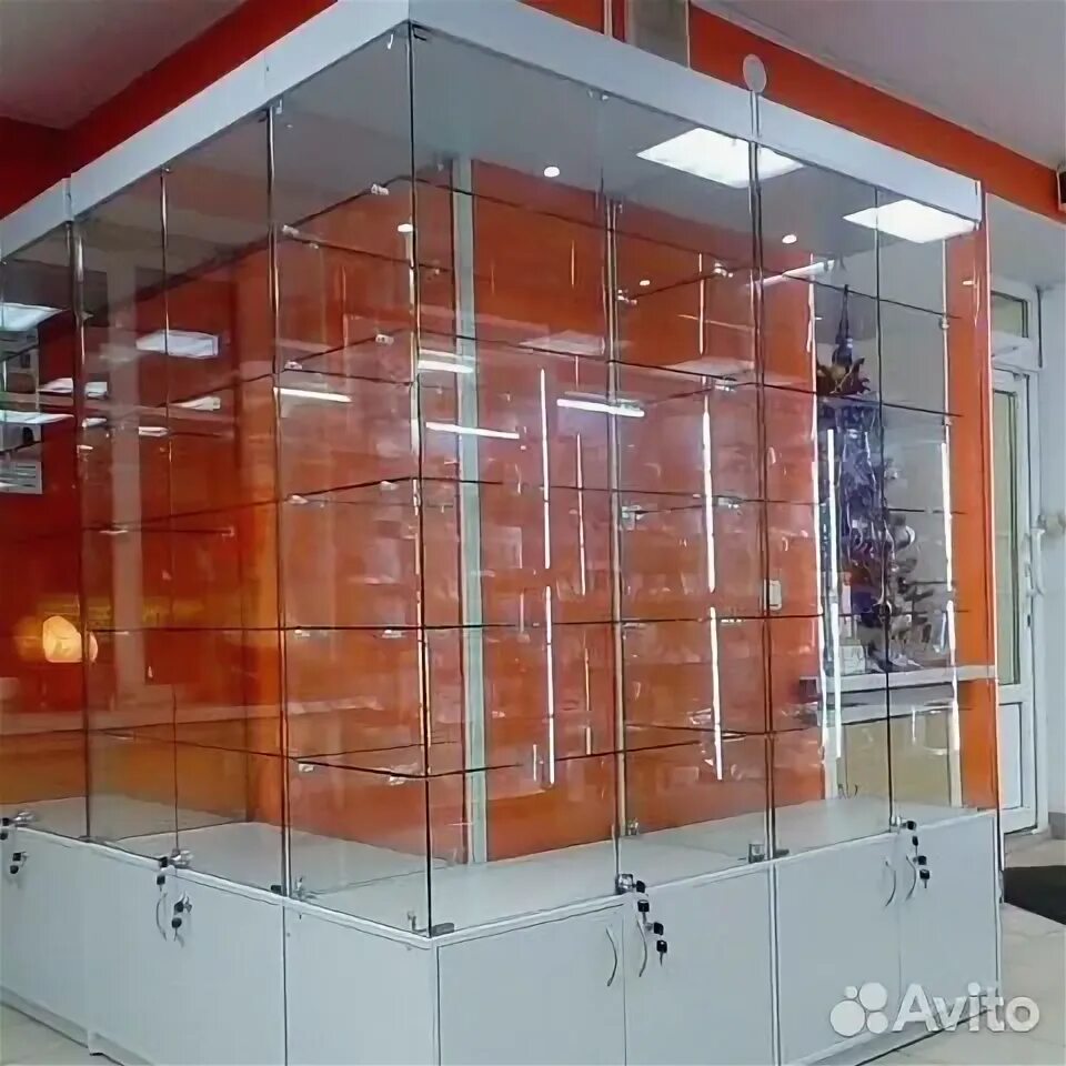 Безрамное остекление шуко. Необычные витрины магазинов. Монтаж витринных окон. Витрина магазина apple. Замена стекла витрине.