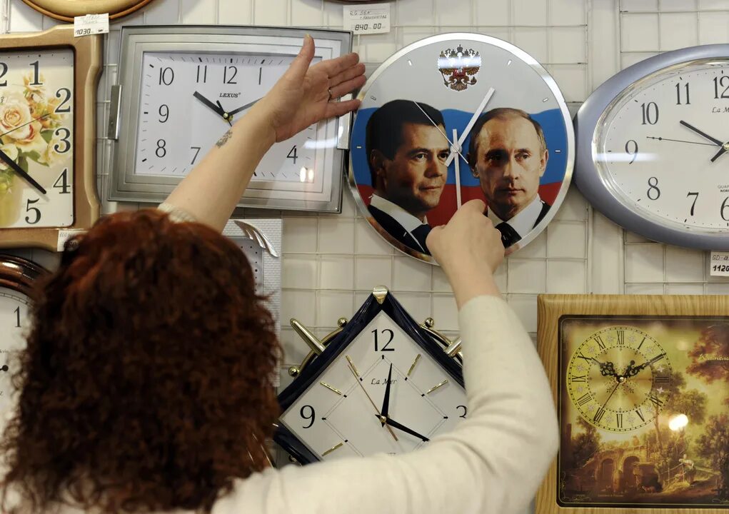 Время переводить часы. Часы на час вперед. спор со временем. перевести часы на час вперед. переводит часы вперед.