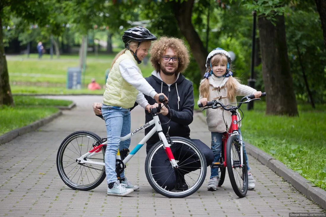 Какой велосипед выбрать для девочки. Лисапед 24. Дети с велосипедом. Прогулка на велосипеде. Дети катаются на велосипеде.