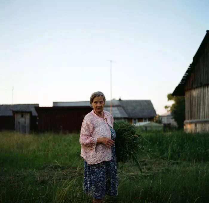 Старая женщина таня. Русские деревни. Таня в деревне. Деревня таня. Бедная деревенская девушка.