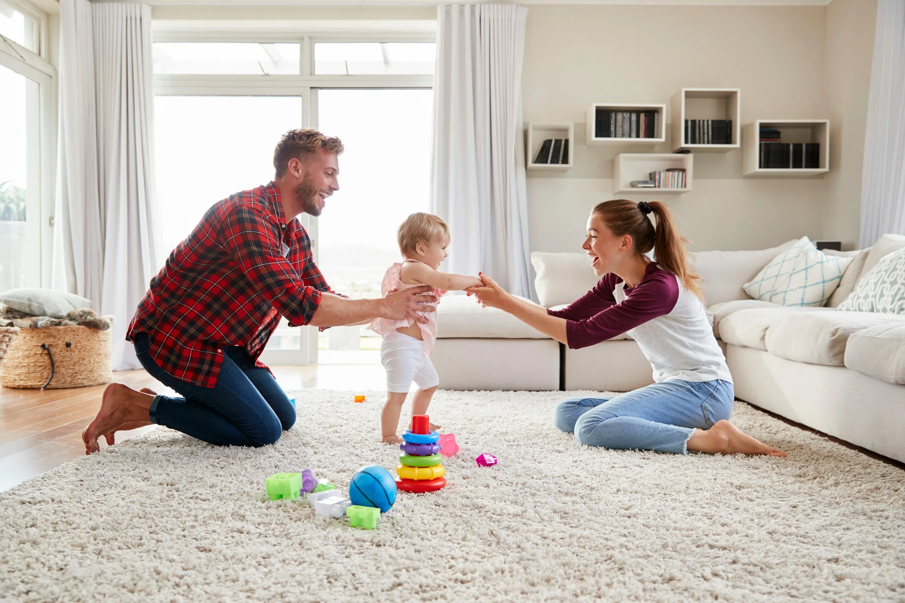 Watch are the children doing. Родители учат детей. Семья дома. Родители учат ребенка ходить. Папа учит ребенка.