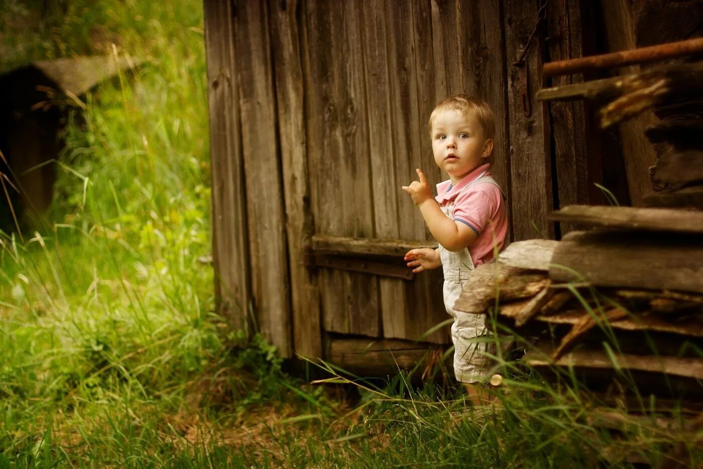 Детство в деревне. Счастливое детство в деревне. Девочка в деревне. Бабушка в деревне. Лето у бабушки в деревне.