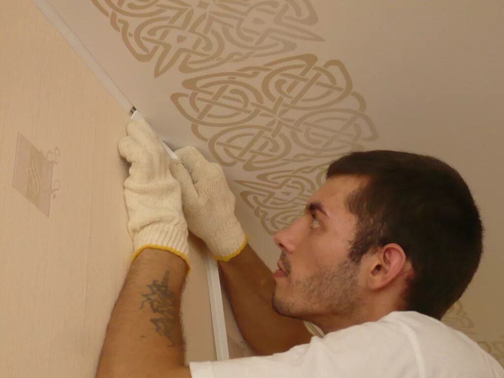 Поклеить под потолок обои. Поклеить под потолок обои. Наклеивание обоев на потолок. Потолок оклеенный обоями. Поклеить под потолок обои.