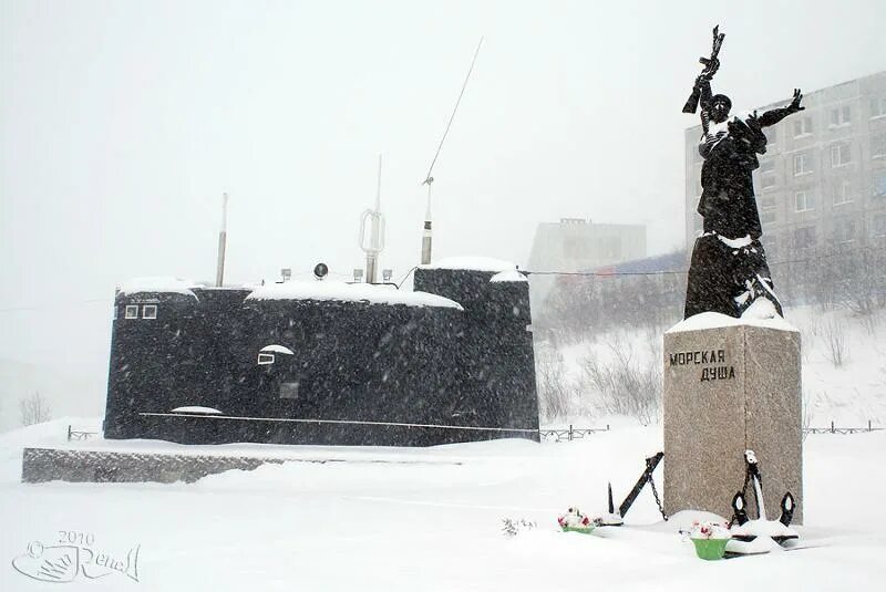 Есть памятник души. Город Полярный морская душа. Полярный Мурманская мемориальный комплекс морская душа. Памятник морская душа в Полярном. Памятники г Полярный.