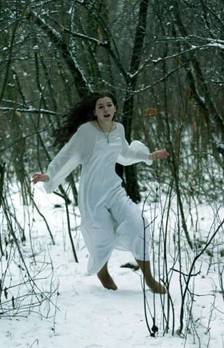 Я бегу по снегу босиком. Женщина бежит по снегу. Босиком по снегу. Бег босиком по снегу. Девушка бежит по снежному полю.