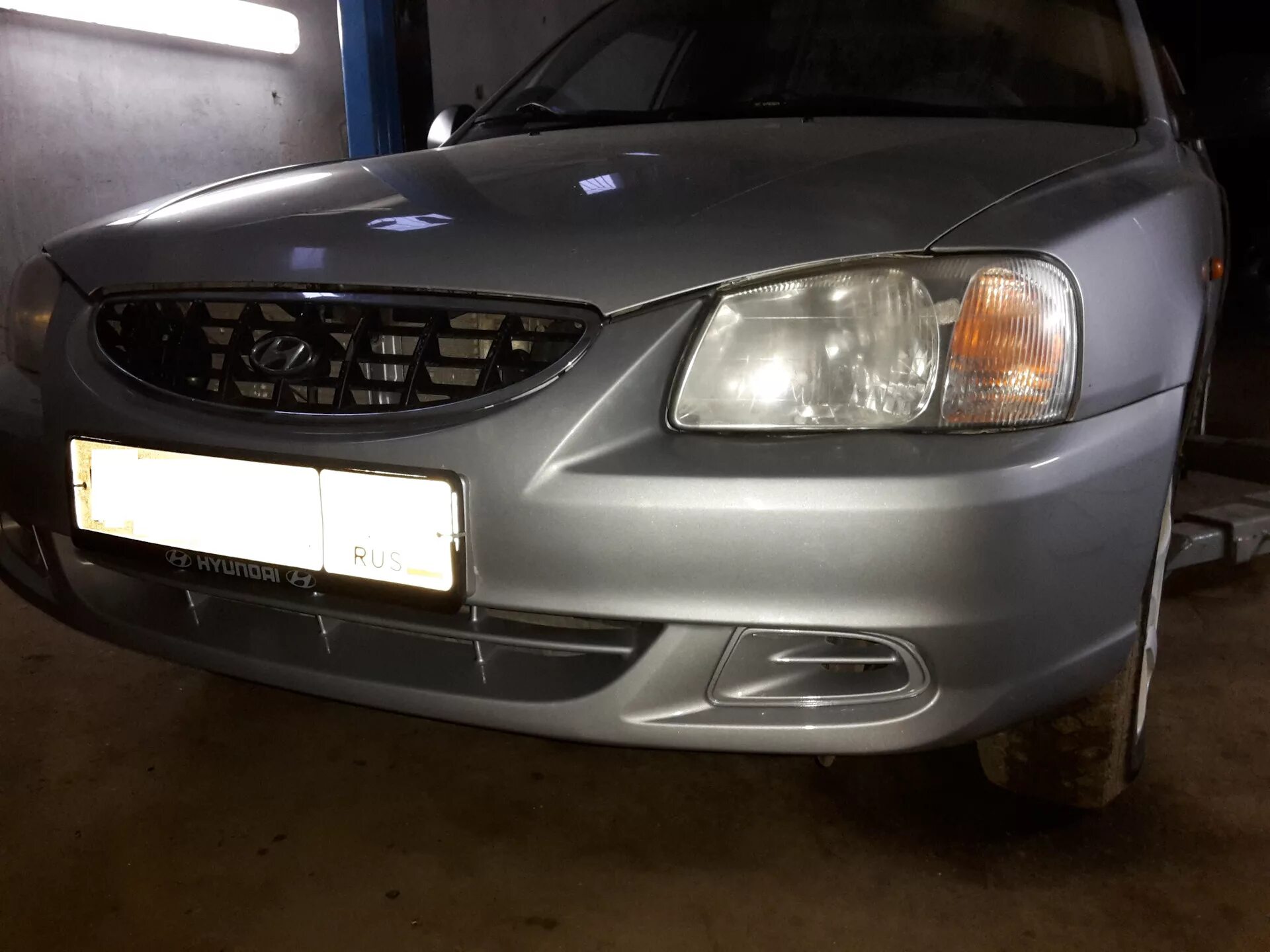 Бампер Хендай акцент 2008. Хендай акцент 2001 передний бампер. Hyundai Accent передний бампербежевей 2003 год. Бампер передний Hyundai Accent 2008.