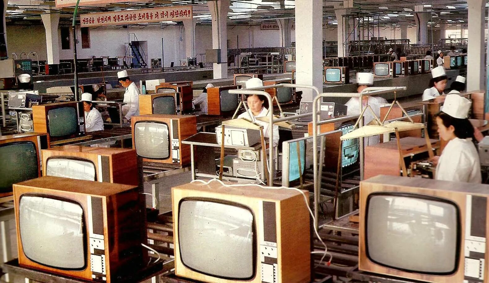 Экономика в 80 90. Северная Корея в 70-е. Завод электроники Корея 2000. Северная Корея в 1980х. Корея 70х самсунг.