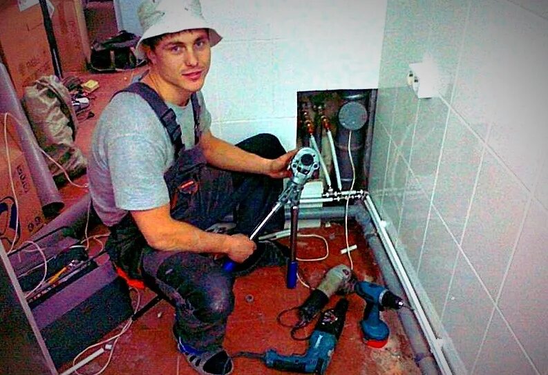 Работа мастера установки