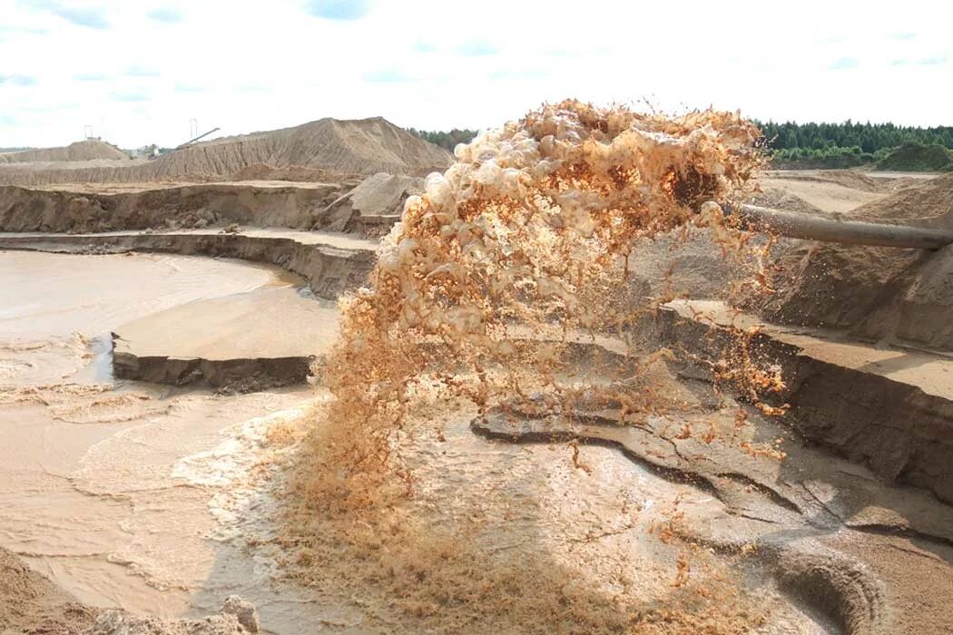 Песчаная насыпь. Гигантские песчаные насыпи. Песчаная насыпь. Песок горная порода. Песок строительный карьерный.