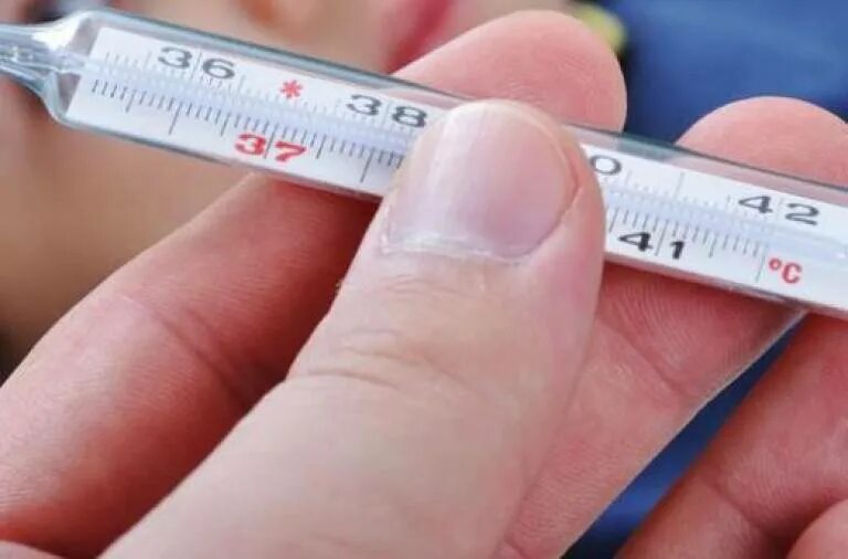 После прививки температура 38. Высокая температура у ребенка. после вакцина температур высока. температура после прививки фото.